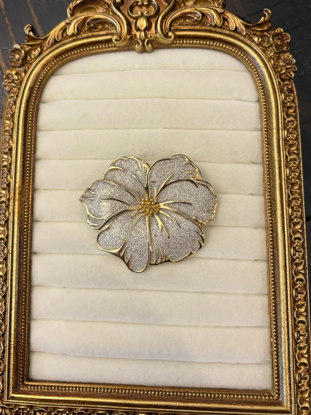 VTG Flower Brooch‎ Glitter Rhinestones Gold Tone Floral Spring Nature Tropical